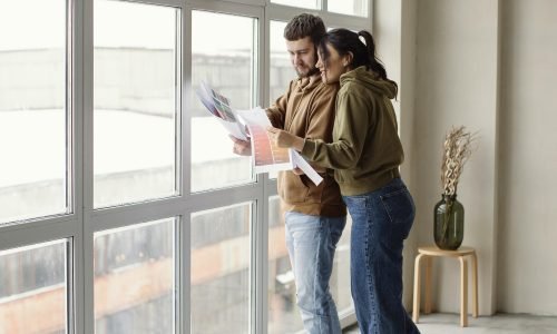 full-shot-couple-with-plan